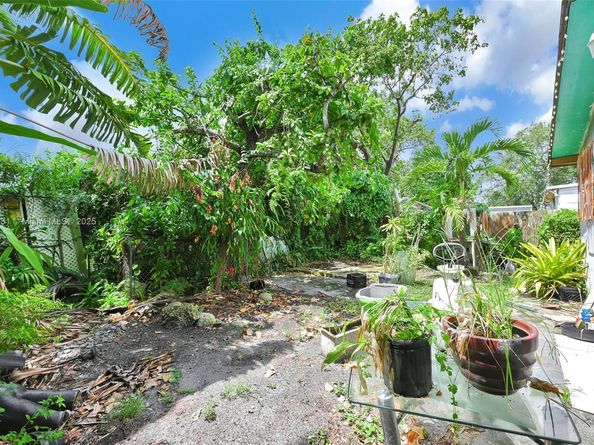 1736 NW 69th St, Miami FL 33147