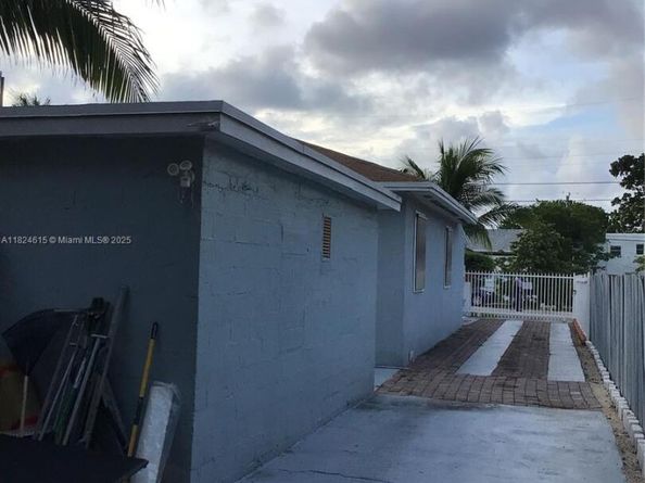 1860 NW 45th St, Miami FL 33142