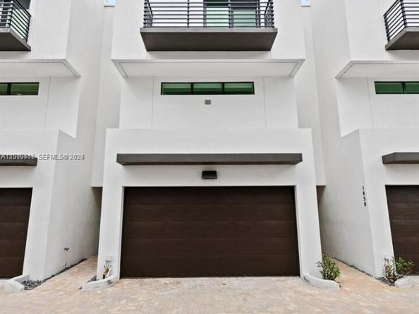 1056 N Victoria Park Rd, Fort Lauderdale FL 33304