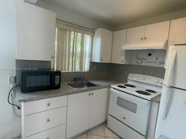 2826 Van Buren St 4, Hollywood FL 33020