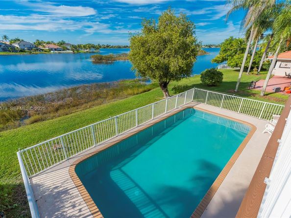 1008 NW 180th Ave, Pembroke Pines FL 33029