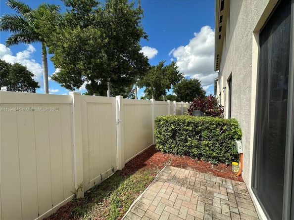404 NE 194th Ter, Miami FL 33179