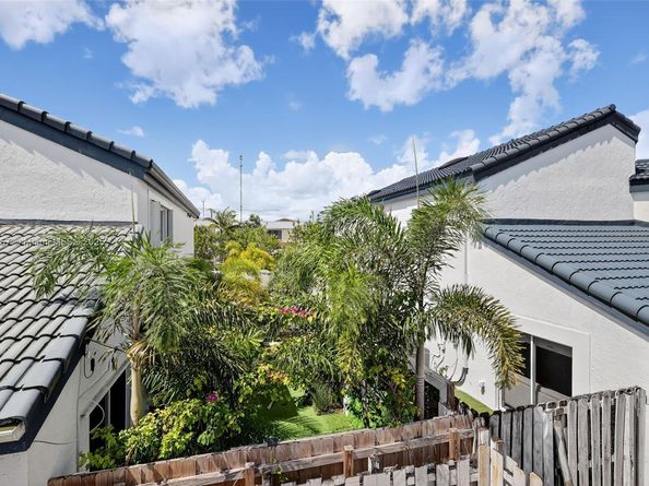 221 NE 212th St, Miami FL 33179