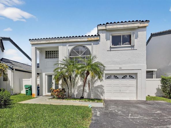 221 NE 212th St, Miami FL 33179