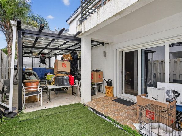 221 NE 212th St, Miami FL 33179