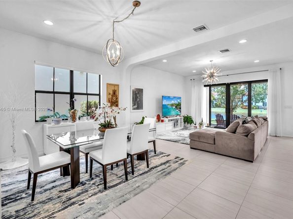 11824 SW 13th Ct, Pembroke Pines FL 33025