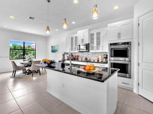 11824 SW 13th Ct, Pembroke Pines FL 33025