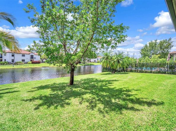 11824 SW 13th Ct, Pembroke Pines FL 33025
