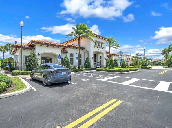 11824 SW 13th Ct, Pembroke Pines FL 33025