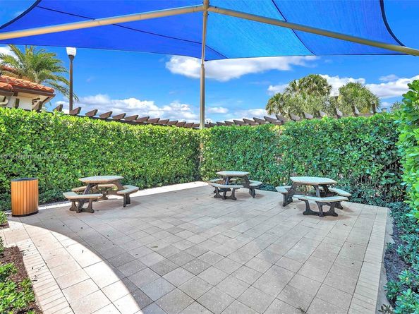 11824 SW 13th Ct, Pembroke Pines FL 33025