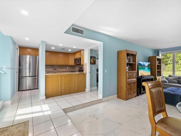 9450 Live Oak Pl 109, Davie FL 33324