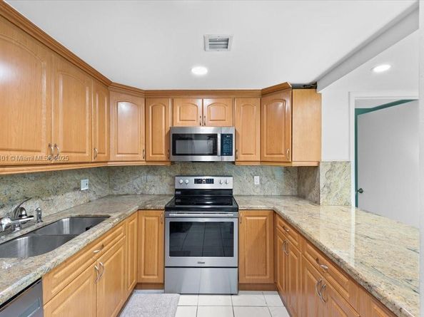 9450 Live Oak Pl 109, Davie FL 33324