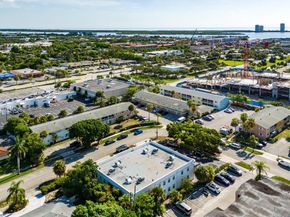 1530 Crescent Cir, West Palm Beach FL 33403
