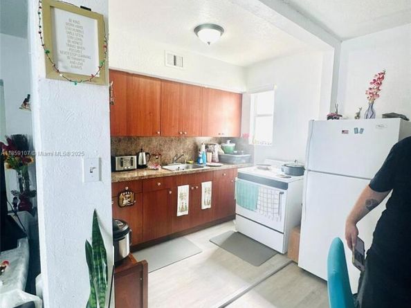 2371 SW 27th St, Miami FL 33133