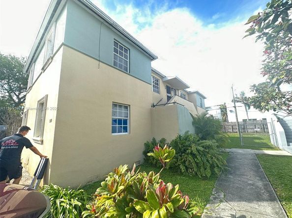 2371 SW 27th St, Miami FL 33133