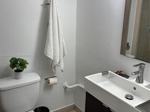 2000 NE 135th St 710, North Miami FL 33181