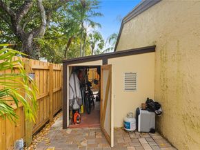 10301 Laurel Ct, Pembroke Pines FL 33026