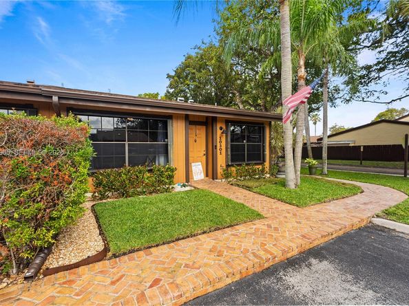 10301 Laurel Ct, Pembroke Pines FL 33026