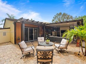 10301 Laurel Ct, Pembroke Pines FL 33026