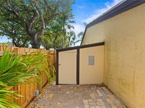 10301 Laurel Ct, Pembroke Pines FL 33026