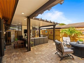 10301 Laurel Ct, Pembroke Pines FL 33026