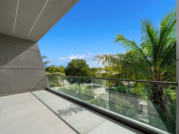 725 NE 77th St, Miami FL 33138