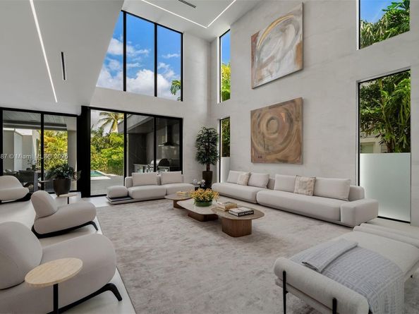 725 NE 77th St, Miami FL 33138