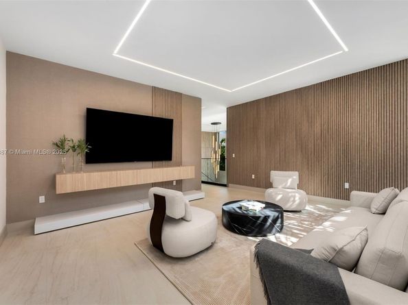 725 NE 77th St, Miami FL 33138