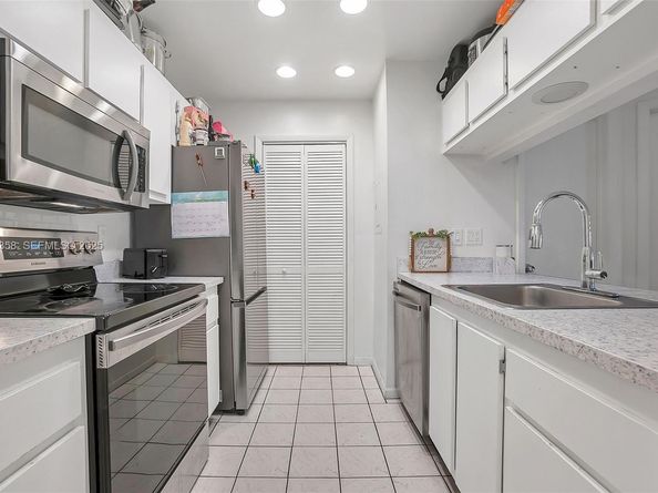 2682 N Nob Hill Rd, Sunrise FL 33322