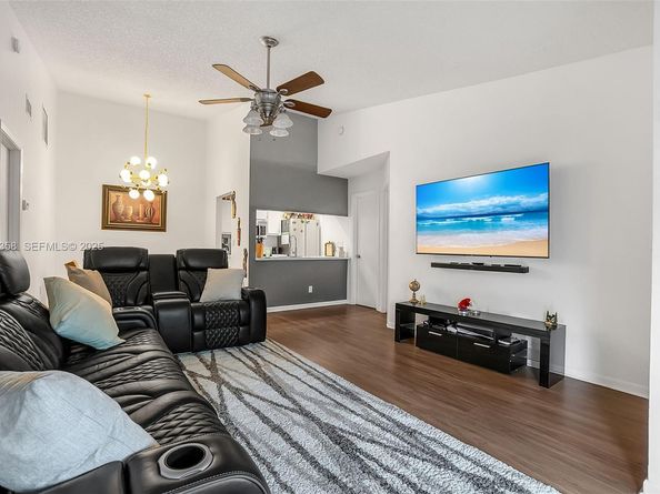 2682 N Nob Hill Rd, Sunrise FL 33322