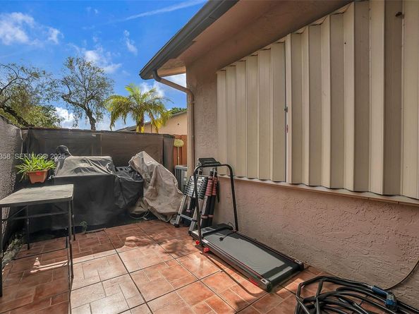 2682 N Nob Hill Rd, Sunrise FL 33322