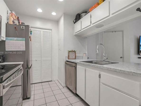 2682 N Nob Hill Rd, Sunrise FL 33322