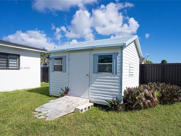 10060 SW 152nd Ter, Miami FL 33157