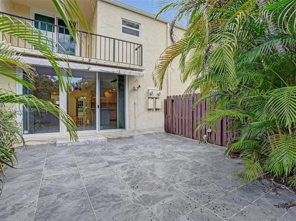 2220 NE 11th St, Hallandale Beach FL 33009