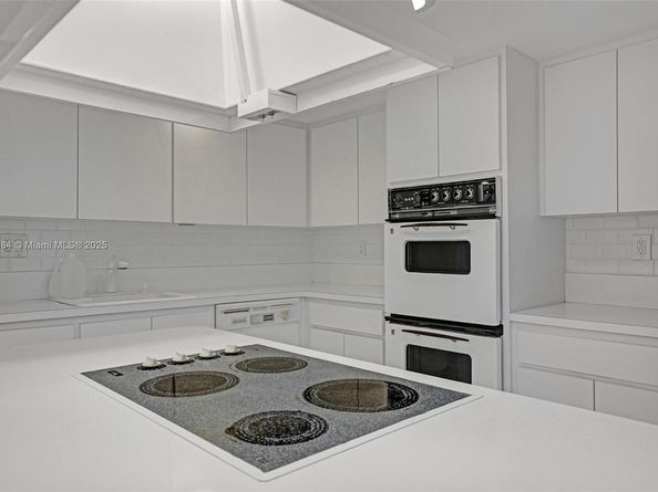 2220 NE 11th St, Hallandale Beach FL 33009