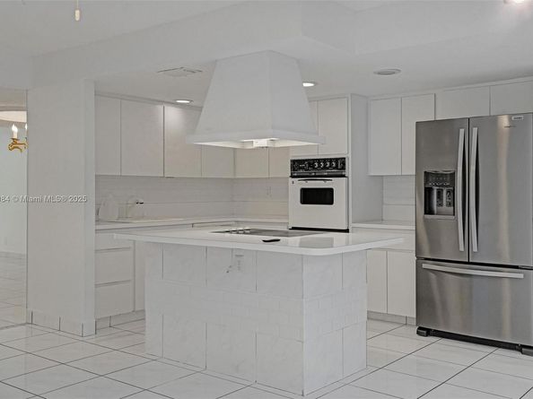 2220 NE 11th St, Hallandale Beach FL 33009