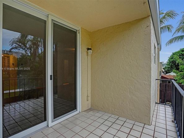 2220 NE 11th St, Hallandale Beach FL 33009