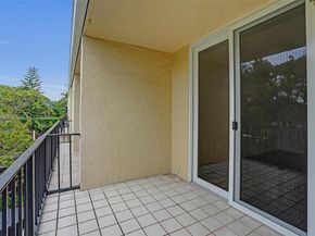 2220 NE 11th St, Hallandale Beach FL 33009