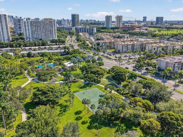 2220 NE 11th St, Hallandale Beach FL 33009