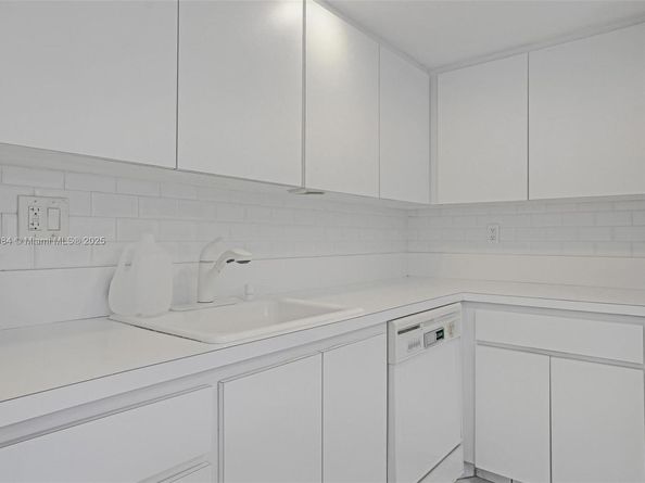 2220 NE 11th St, Hallandale Beach FL 33009