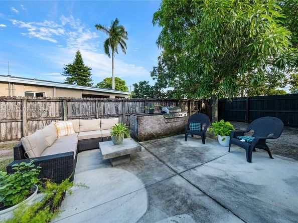 2441 Alcazar Dr, Miramar FL 33023