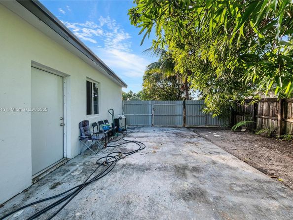 2441 Alcazar Dr, Miramar FL 33023