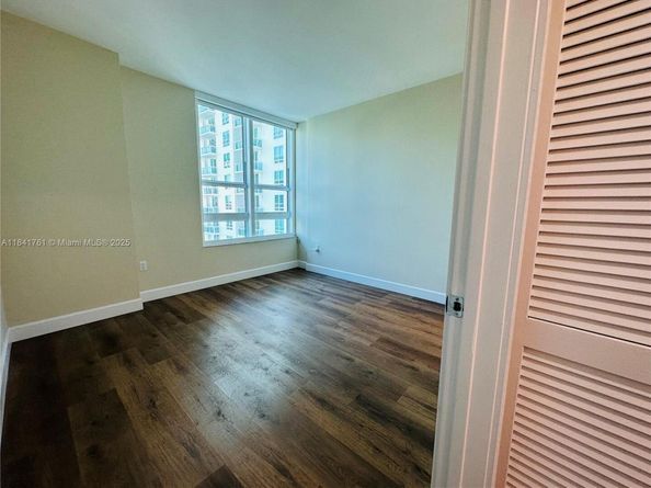 950 Brickell Bay Dr 1905, Miami FL 33131