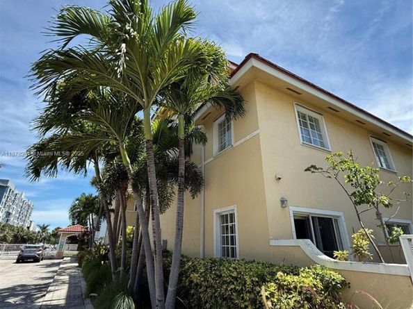 2082 NE 167th St 2104, North Miami Beach FL 33162
