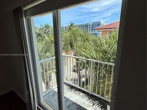 2082 NE 167th St 2104, North Miami Beach FL 33162