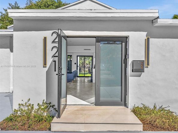 221 NE 4th St, Hallandale Beach FL 33009