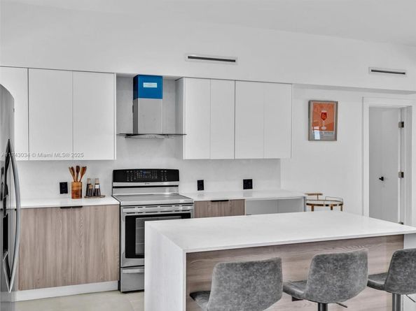 221 NE 4th St, Hallandale Beach FL 33009