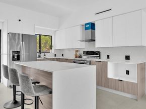221 NE 4th St, Hallandale Beach FL 33009