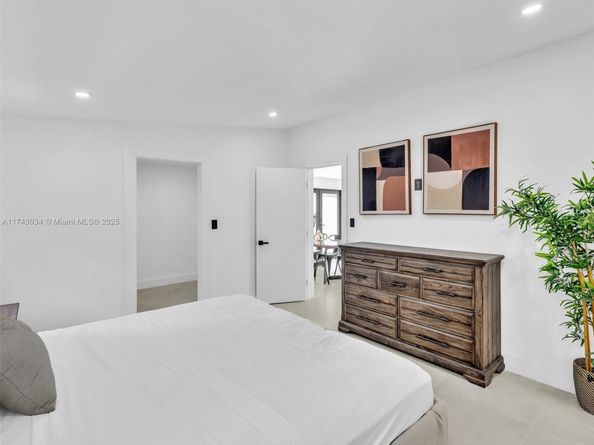 221 NE 4th St, Hallandale Beach FL 33009
