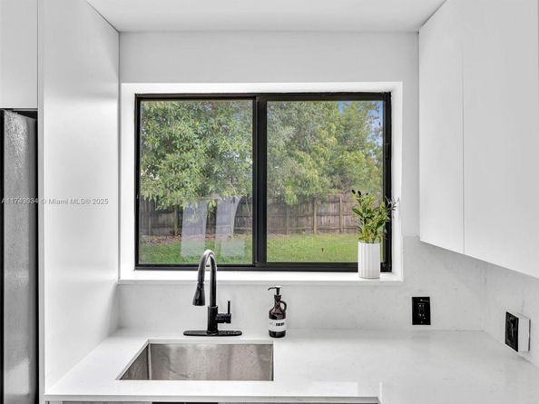 221 NE 4th St, Hallandale Beach FL 33009